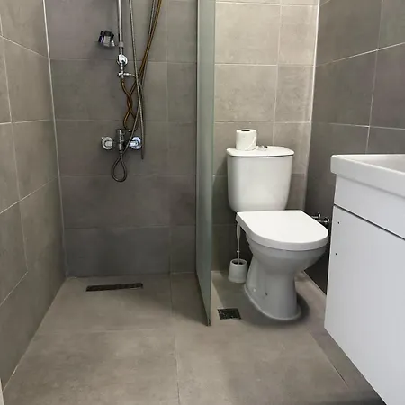 Entire Pool & Great Location In Complex شقة